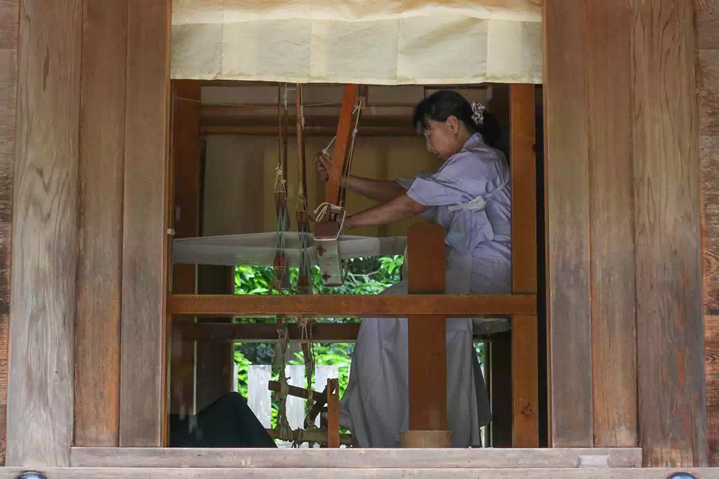 八尋殿で織られる和妙