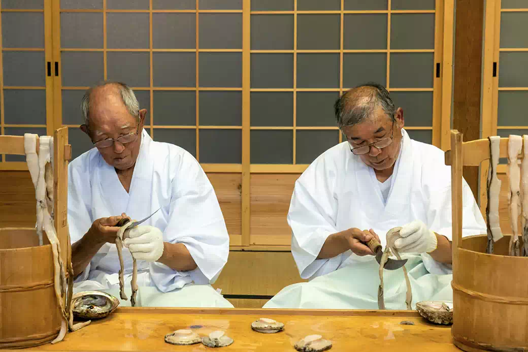あわび調製風景