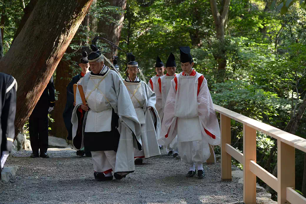 平成25年10月　式年遷宮奉幣の儀　参進する大宮司以下神職