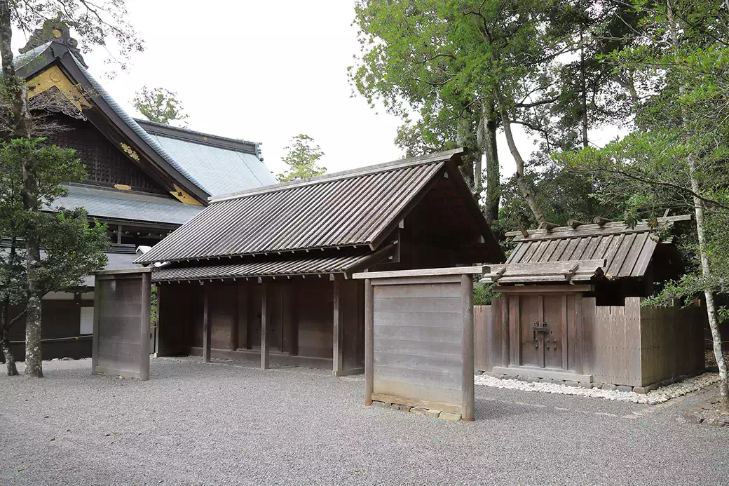 御酒殿・由貴御倉