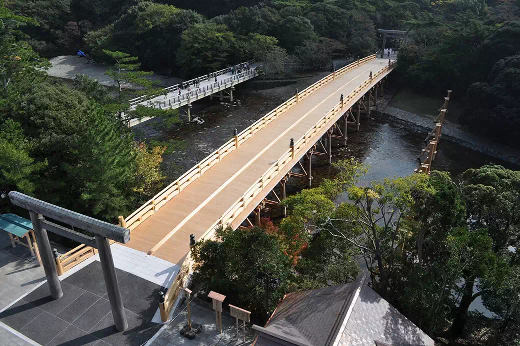 平成21年11月3日に架け替えられた宇治橋