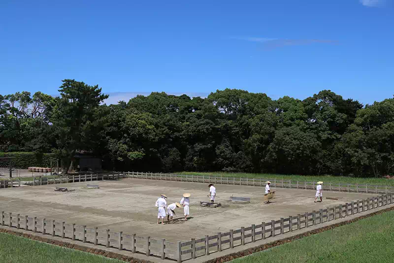 御塩浜の採鹹作業