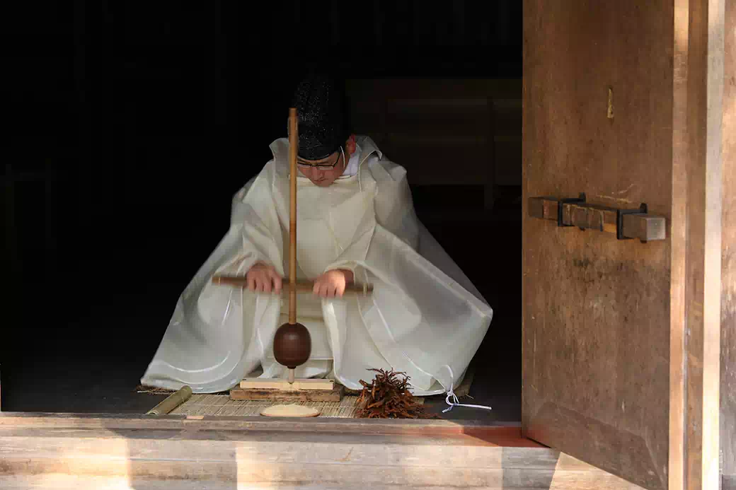 火きり具で火をきり出す神職