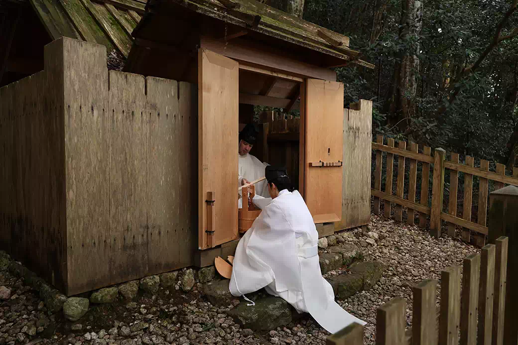 毎朝、上御井神社から御水をいただきます