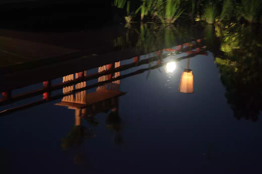 まがたま池に映る満月