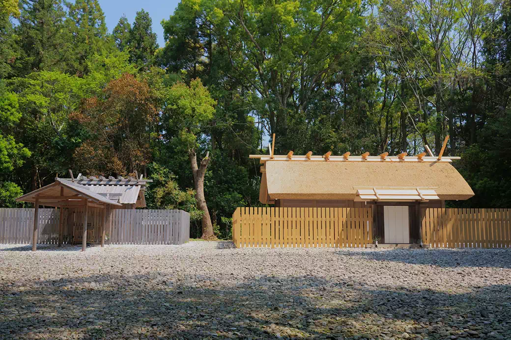 神麻続機殿神社（左）と八尋殿（右）