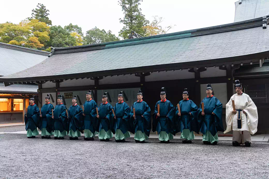 御神楽への参進を待つ楽師
