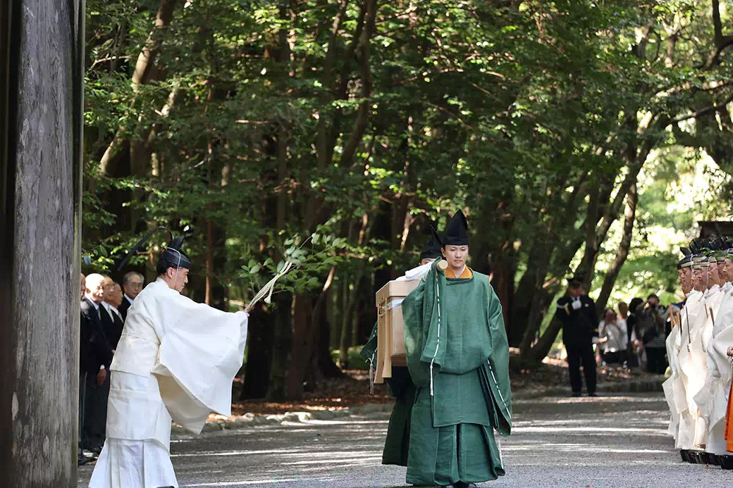 内宮奉幣　第二鳥居前で幣帛を祓い清めます