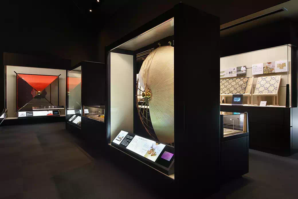 写真手前は菅御笠（すげのおんかさ）