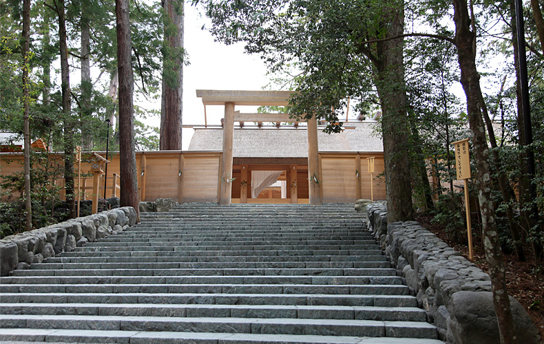 前往 伊勢神宮 內宮-皇大神宮之鳥居，圖片來源：伊勢神宮官方網站