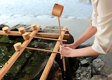  伊勢神宮 介紹淨手方式步驟6 淨手處立柄